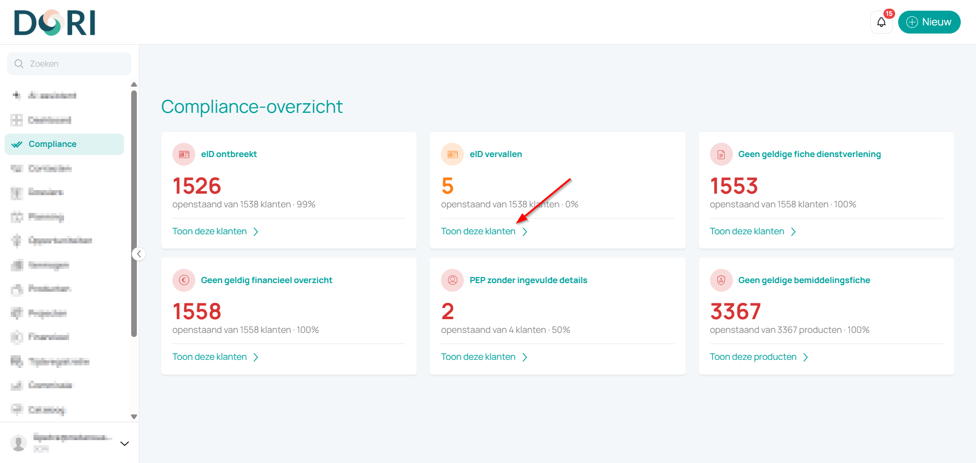 Klik op Toon deze klanten om de contacten van een compliance-categorie te openen